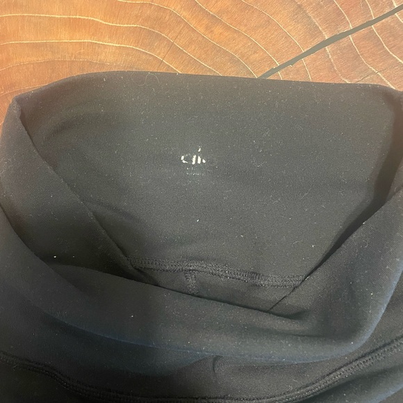 ALO Yoga Moto Leggings. Black, Small - Picture 6 of 6